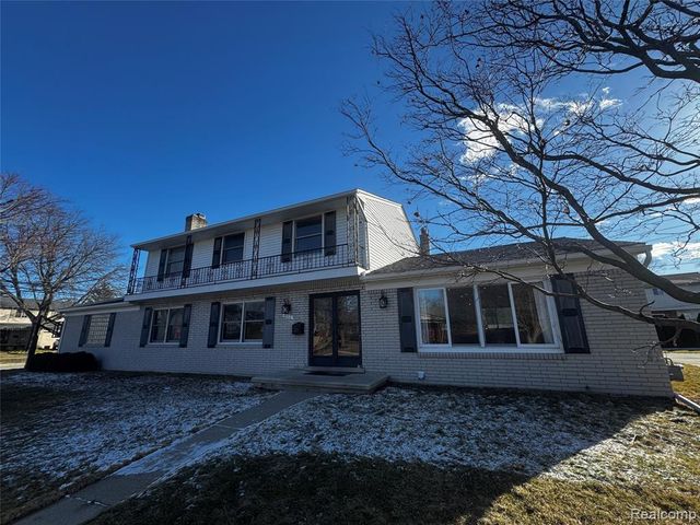 855 Avon Court, Grosse Pointe Woods, MI 48236