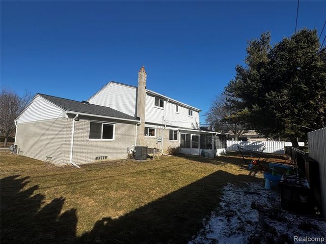 855 Avon Court, Grosse Pointe Woods, MI 48236