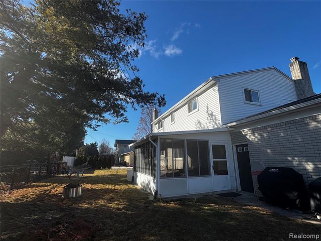 855 Avon Court, Grosse Pointe Woods, MI 48236