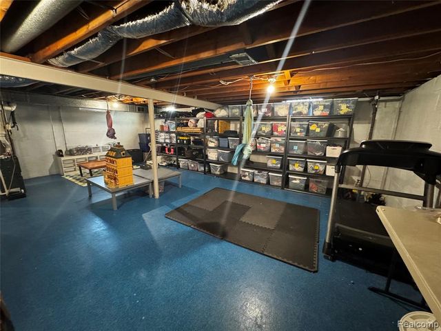 855 Avon Court, Grosse Pointe Woods, MI 48236