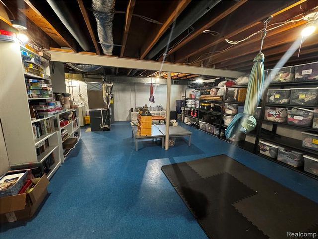 855 Avon Court, Grosse Pointe Woods, MI 48236