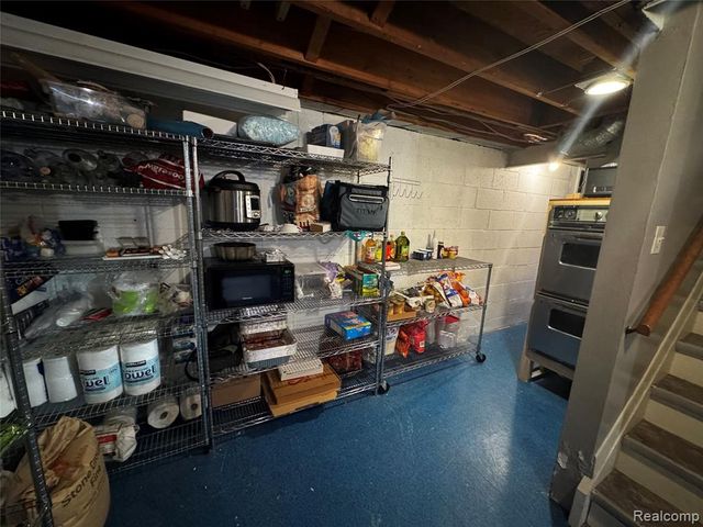 855 Avon Court, Grosse Pointe Woods, MI 48236