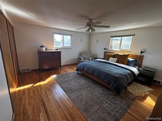 855 Avon Court, Grosse Pointe Woods, MI 48236