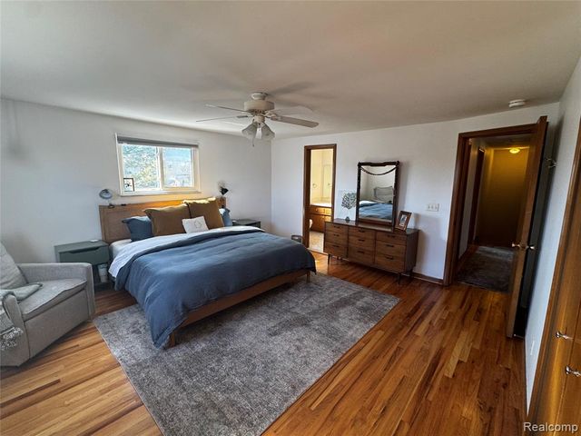 855 Avon Court, Grosse Pointe Woods, MI 48236