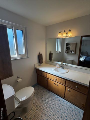 855 Avon Court, Grosse Pointe Woods, MI 48236