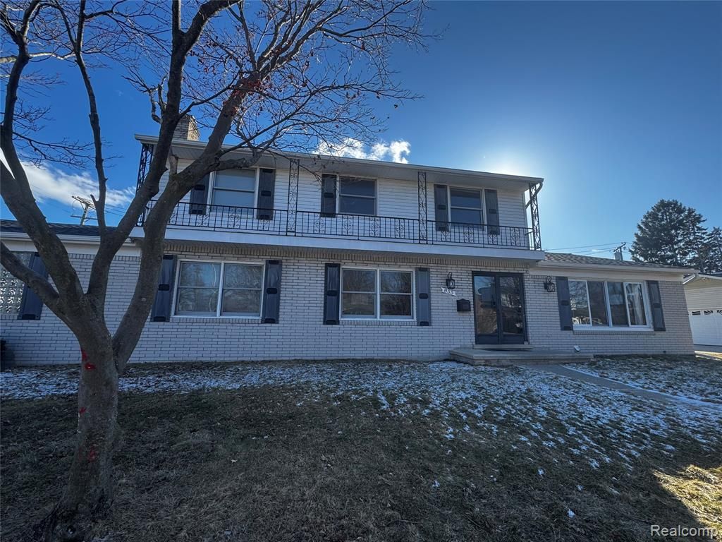 855 Avon Court, Grosse Pointe Woods, MI 48236