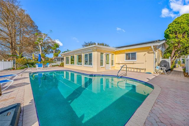 1822 WINCHESTER ROAD N, St Petersburg, FL 33710