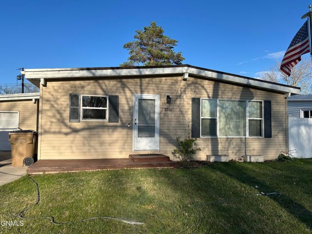 2516 Skyline Drive NW, Minot, ND 58703 property photo