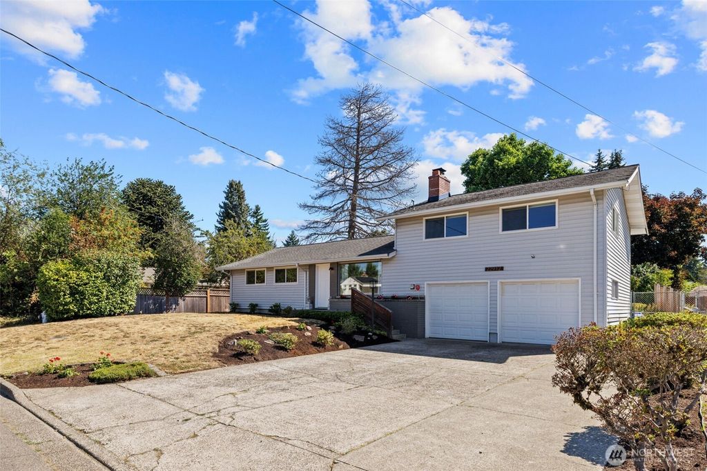 Image 2 of property listing at 22912 105th Avenue SE, Kent, WA 98031