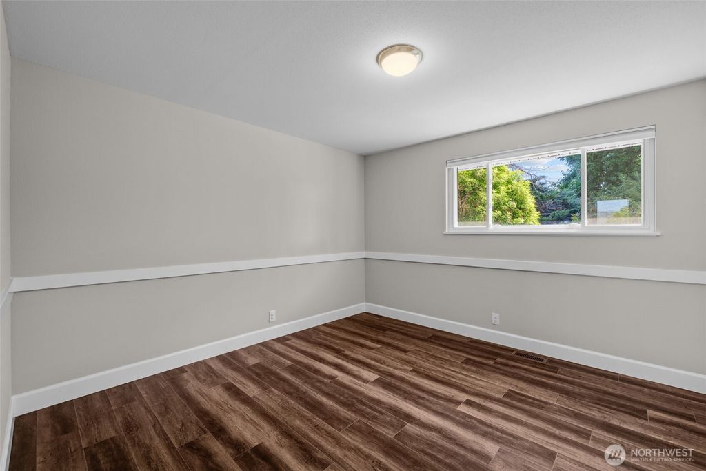 Image 13 of property listing at 22912 105th Avenue SE, Kent, WA 98031