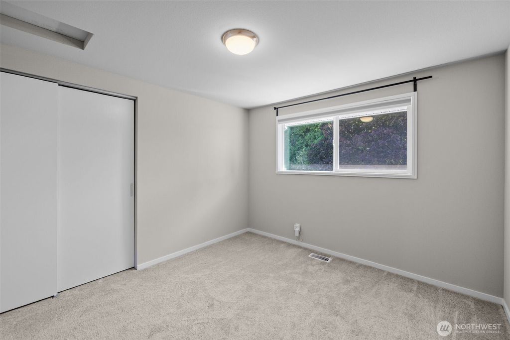 Image 20 of property listing at 22912 105th Avenue SE, Kent, WA 98031