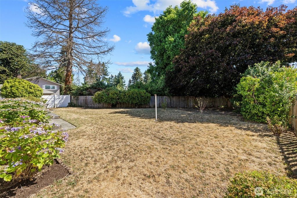 Image 30 of property listing at 22912 105th Avenue SE, Kent, WA 98031