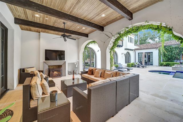 252 Piney Point Road, Houston, TX 77024
