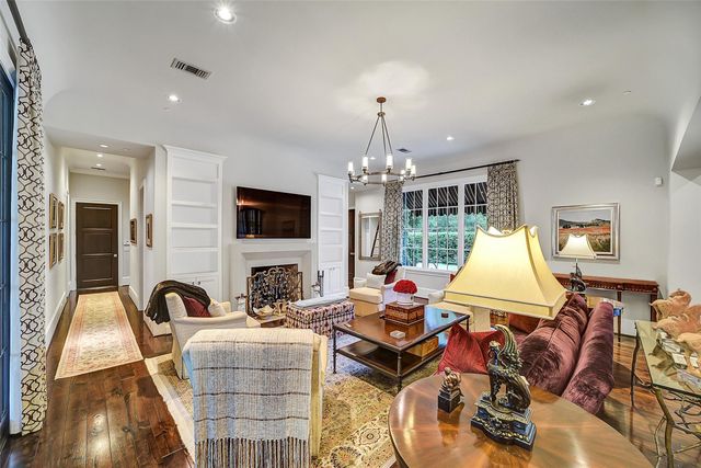252 Piney Point Road, Houston, TX 77024
