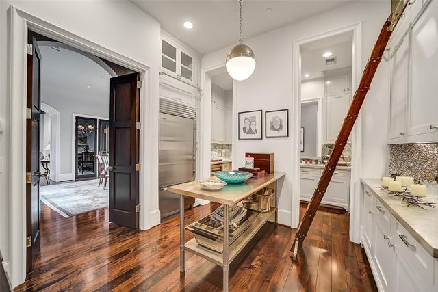 252 Piney Point Road, Houston, TX 77024