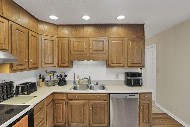 205 Indianhead Drive, Heath, OH 43056