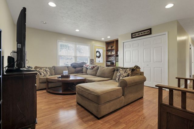 205 Indianhead Drive, Heath, OH 43056