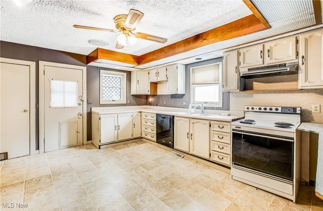 917 S Irvine Avenue, Masury, OH 44438