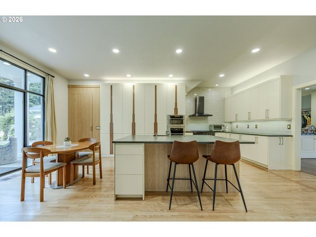 1564 REGENCY Dr, Eugene, OR 97401