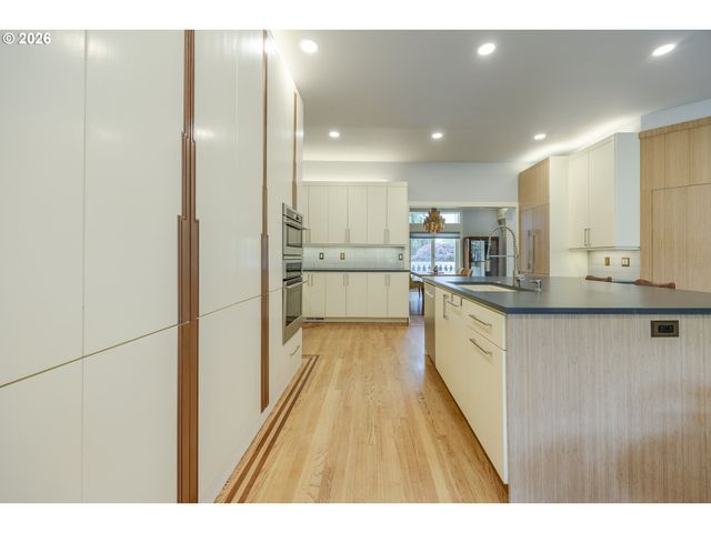 1564 REGENCY Dr, Eugene, OR 97401