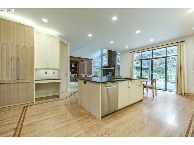 1564 REGENCY Dr, Eugene, OR 97401