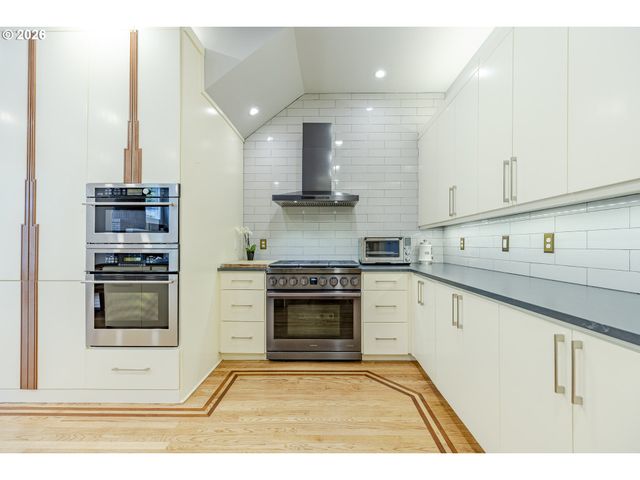 1564 REGENCY Dr, Eugene, OR 97401