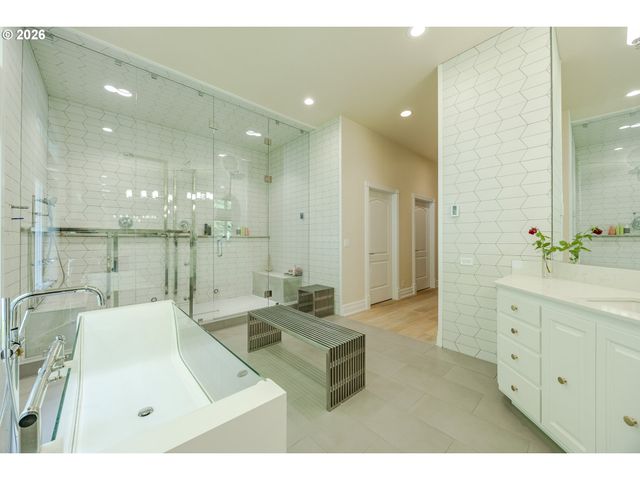 1564 REGENCY Dr, Eugene, OR 97401