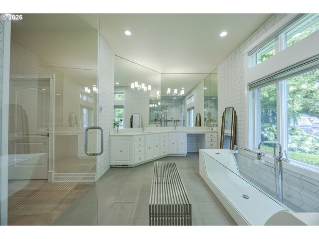 1564 REGENCY Dr, Eugene, OR 97401