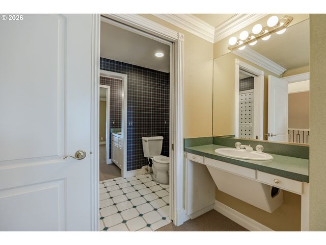 1564 REGENCY Dr, Eugene, OR 97401