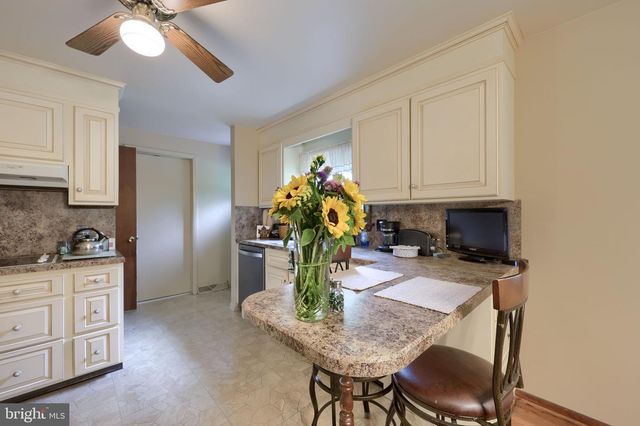 2830 COUNTRYSIDE DR, Lancaster, PA 17601