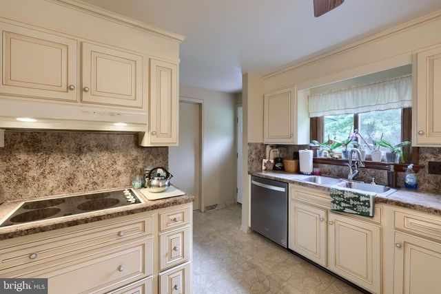 2830 COUNTRYSIDE DR, Lancaster, PA 17601