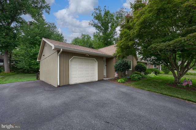 2830 COUNTRYSIDE DR, Lancaster, PA 17601