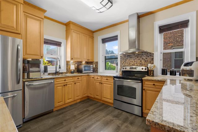 15 E 235th Street, Bronx, NY 10470