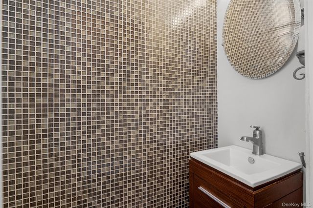 15 E 235th Street, Bronx, NY 10470