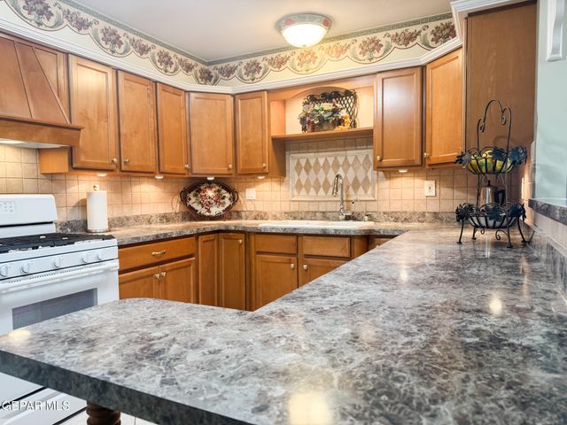 16100 SOCORRO Road, Fabens, TX 79838