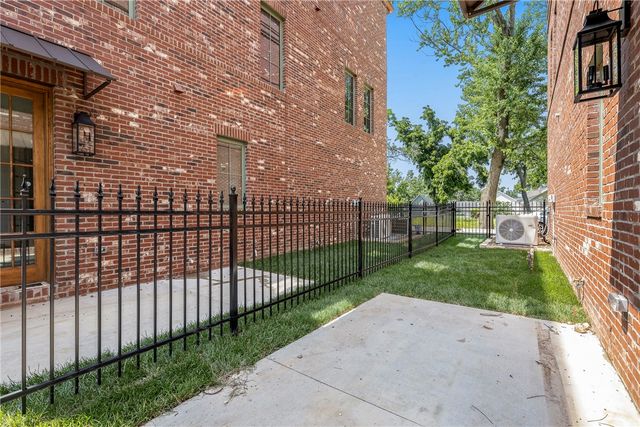 302 NW 5th Street, Bentonville, AR 72712