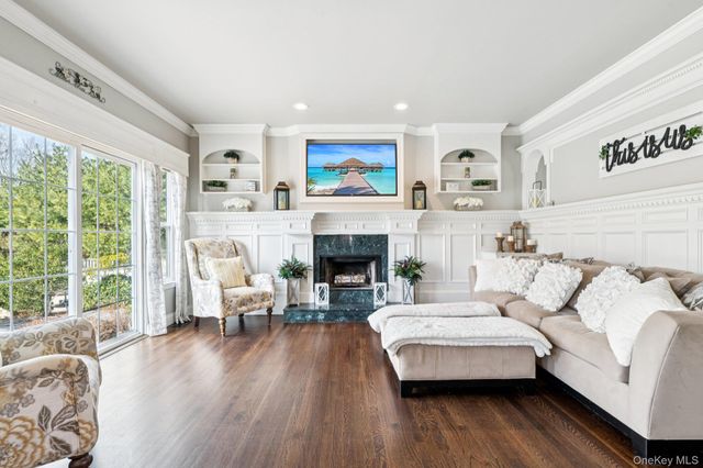 7 Brittany Court, Ridge, NY 11961