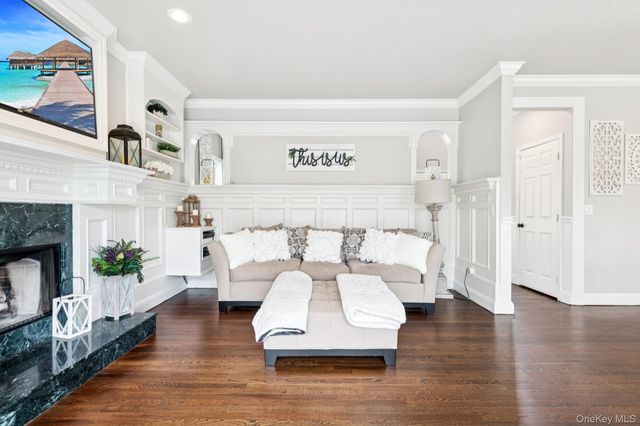 7 Brittany Court, Ridge, NY 11961