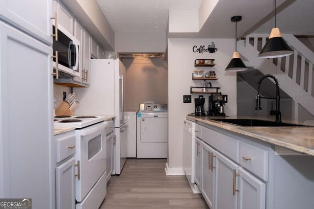 1384 Old Coach Road SW, Marietta, GA 30008