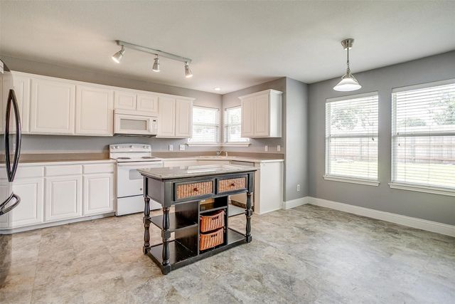 578 Tanglewood Drive, Burleson, TX 76028
