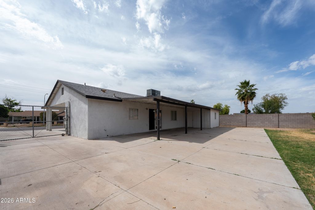 Image 21 of property listing at 2223 N 47TH Avenue, Phoenix, AZ 85035