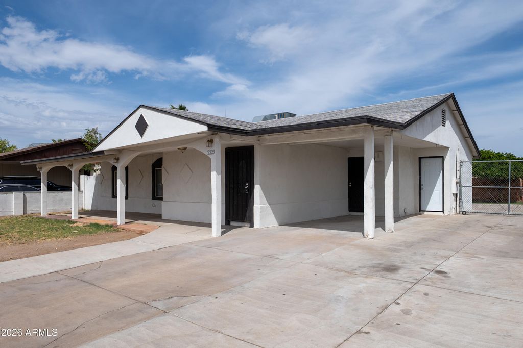 Image 3 of property listing at 2223 N 47TH Avenue, Phoenix, AZ 85035