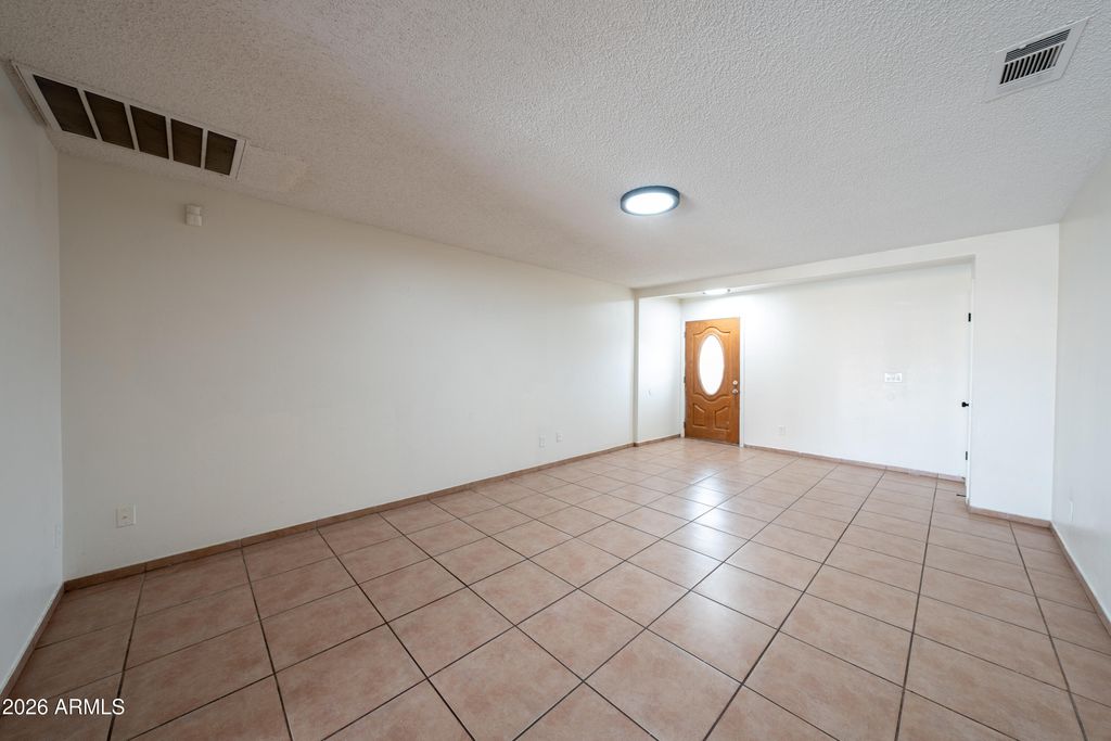 Image 4 of property listing at 2223 N 47TH Avenue, Phoenix, AZ 85035