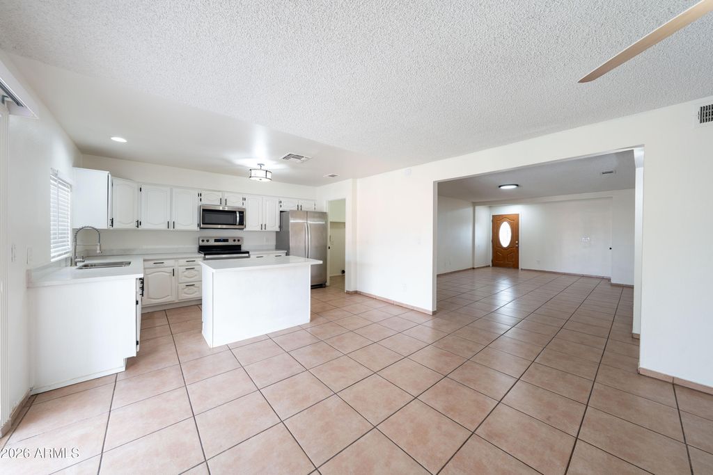 Image 5 of property listing at 2223 N 47TH Avenue, Phoenix, AZ 85035