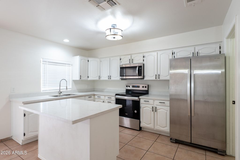 Image 6 of property listing at 2223 N 47TH Avenue, Phoenix, AZ 85035