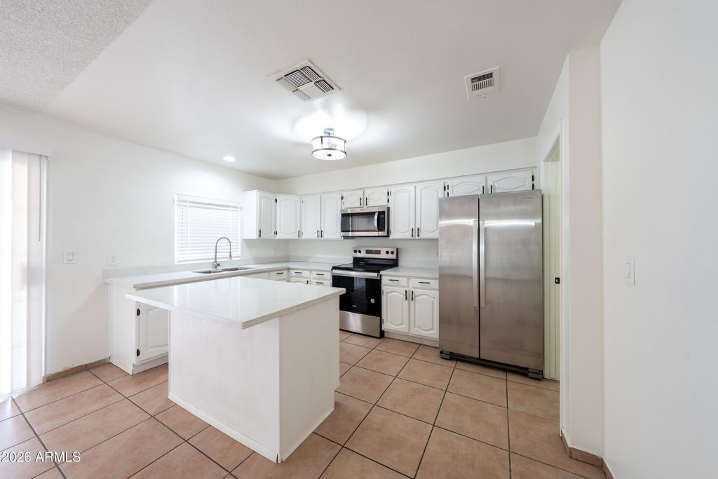 Image 7 of property listing at 2223 N 47TH Avenue, Phoenix, AZ 85035