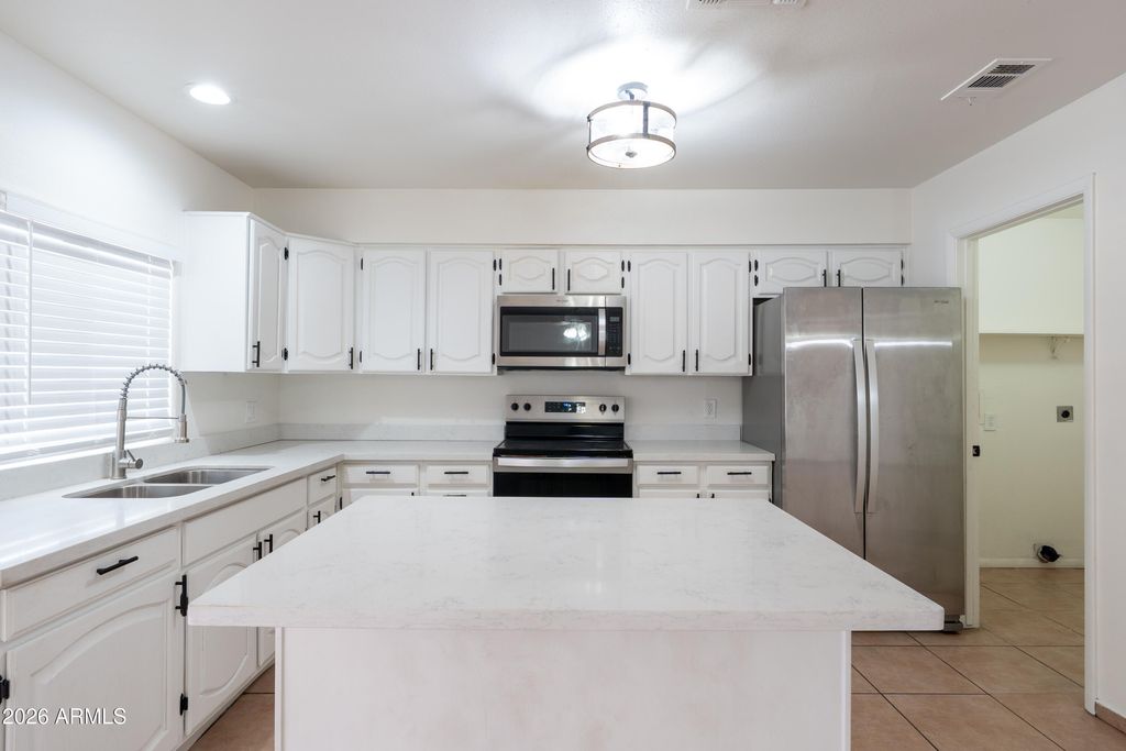 Image 8 of property listing at 2223 N 47TH Avenue, Phoenix, AZ 85035