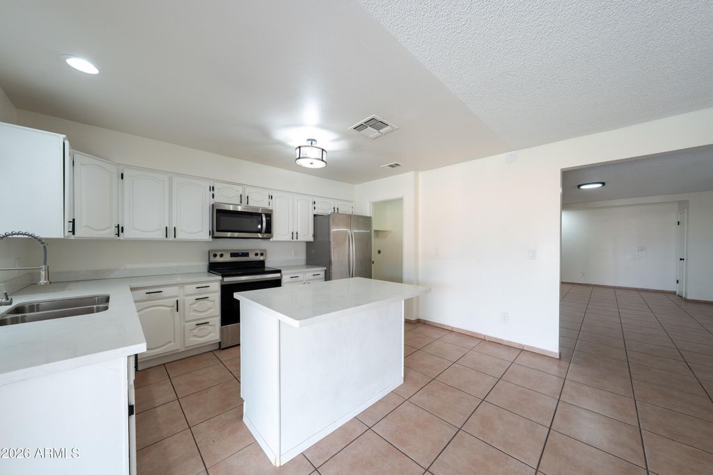 Image 9 of property listing at 2223 N 47TH Avenue, Phoenix, AZ 85035