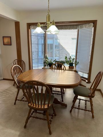 28 Queens Court 28, Westchester, IL 60154