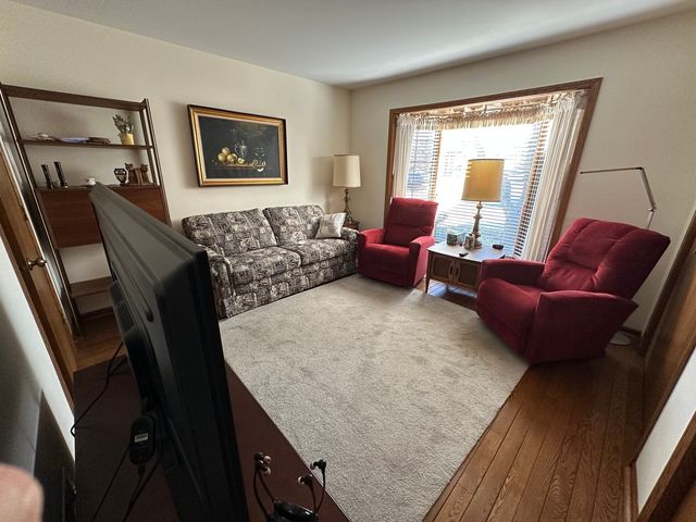 28 Queens Court 28, Westchester, IL 60154